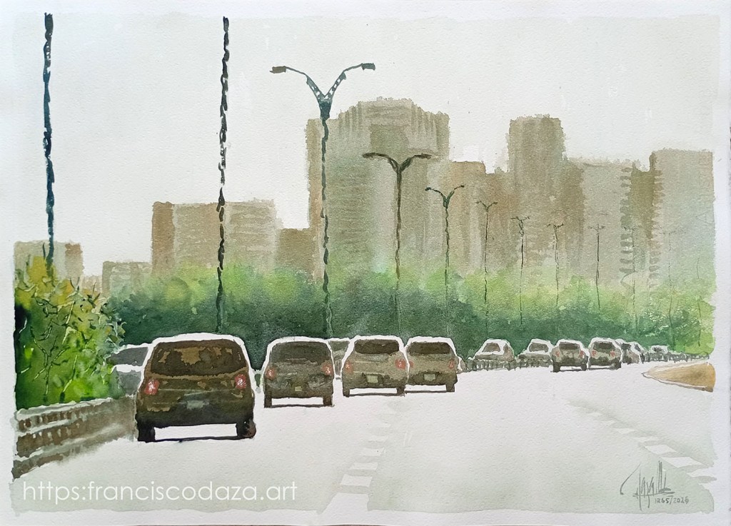 Pintura en acuarela que muestra una carretera con varios vehículos en fila y un fondo de edificios altos, rodeados de vegetación.