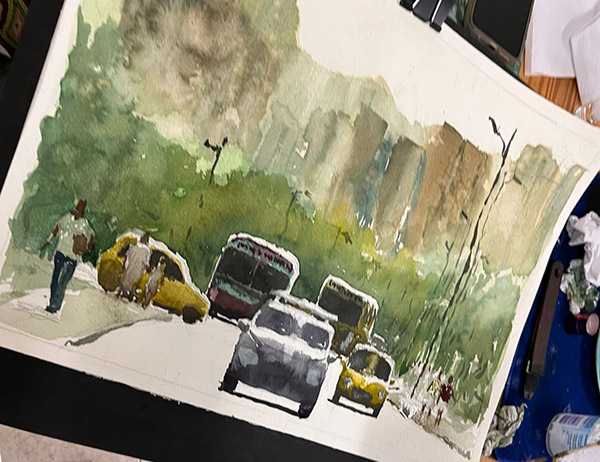 Pintura en acuarela de una carretera con tráfico, incluyendo autos de colores y personas caminando por el lado de la calle, rodeado de edificios y vegetación.